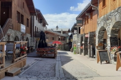 rue principale avec les commerces