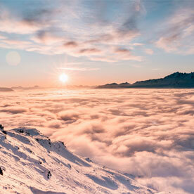 Image par défaut : vue sur le coucher de soleil au dessus d'une mer de nuage